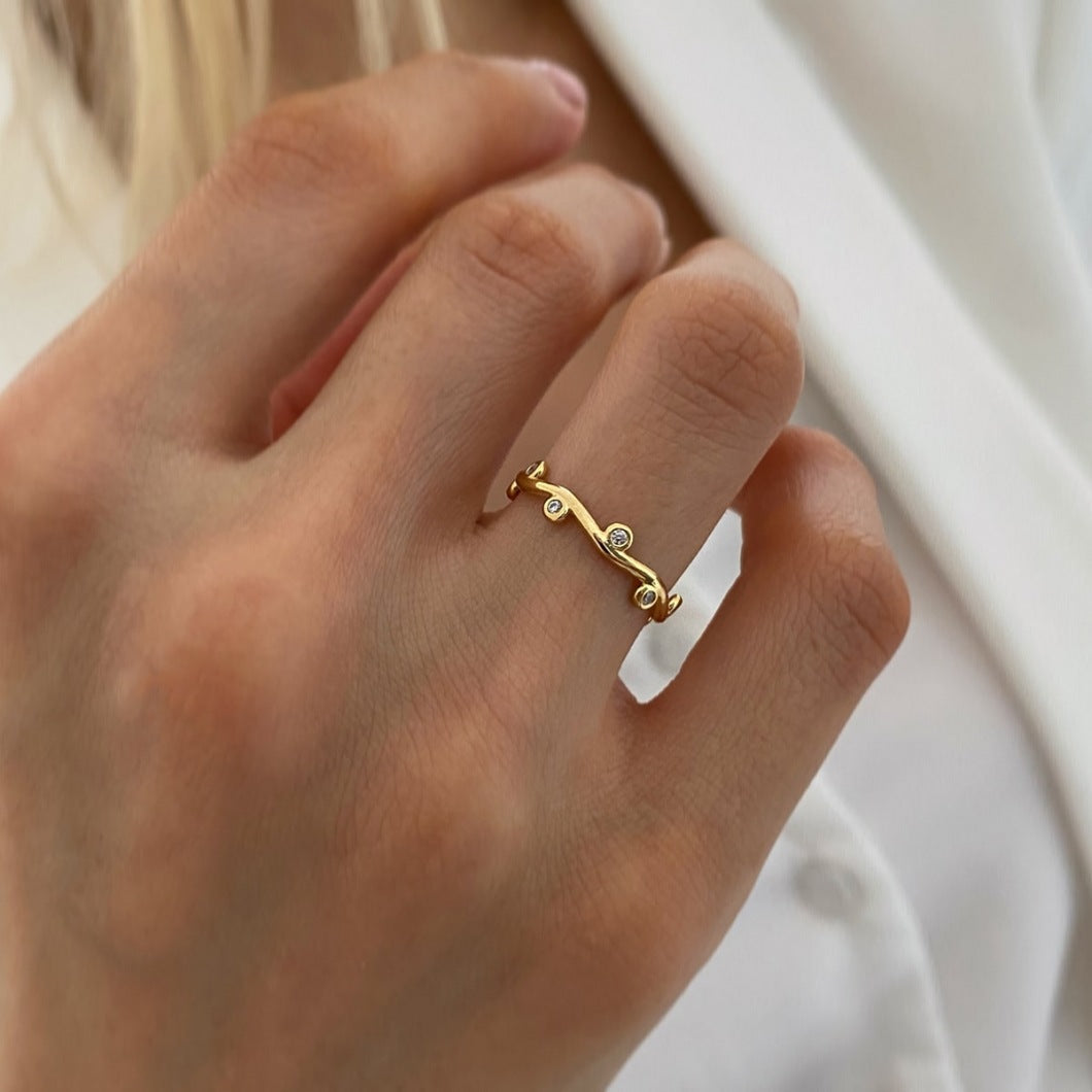 Willow – Adjustable Gold Ring with Leaf Design and Zirconia