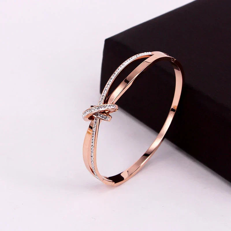 Dalia – Bangle with Elegant Knot