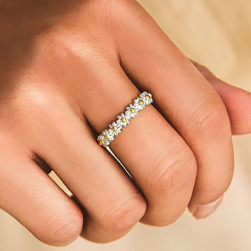 Charlie – Adjustable Silver Ring Featuring Hand-Painted Daisy