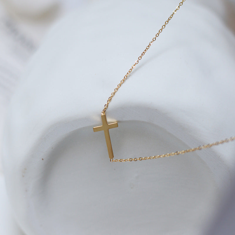 Nelly – Minimalist Cross Chain in Gold