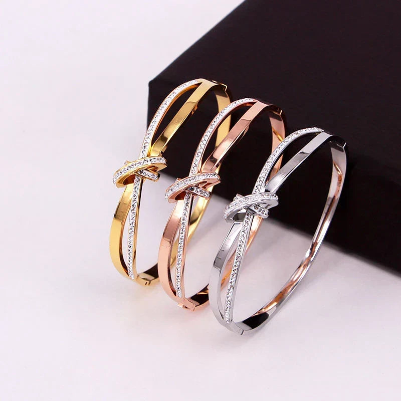 Dalia – Bangle with Elegant Knot