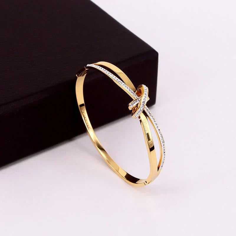 Dalia – Bangle with Elegant Knot