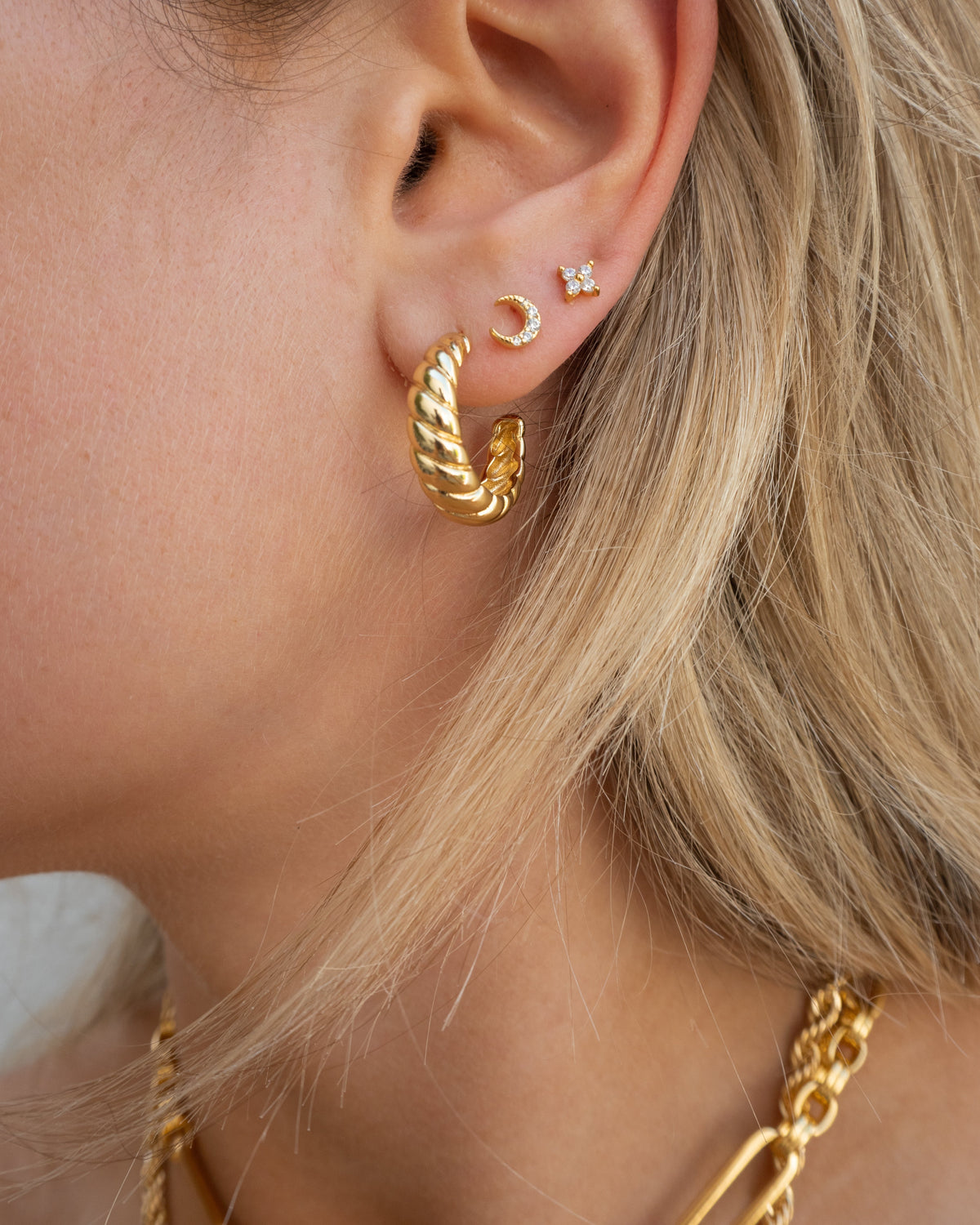 Raye - Golden crystal stud earrings