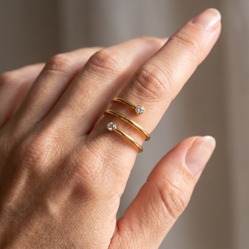 Riza – Spiral Finger Ring with Gemstone