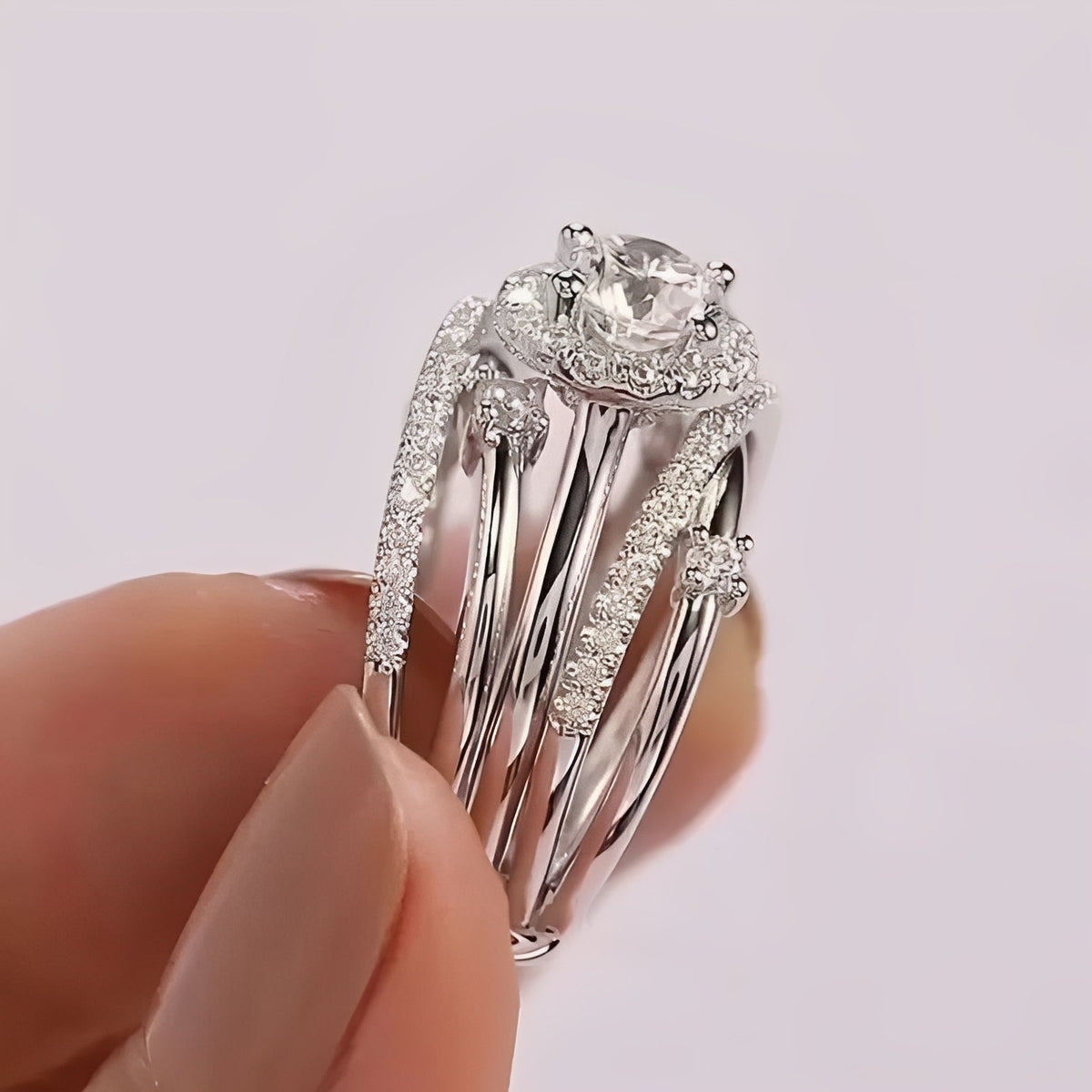 Ivanna – Ring with Shimmering Zircons Twisted
