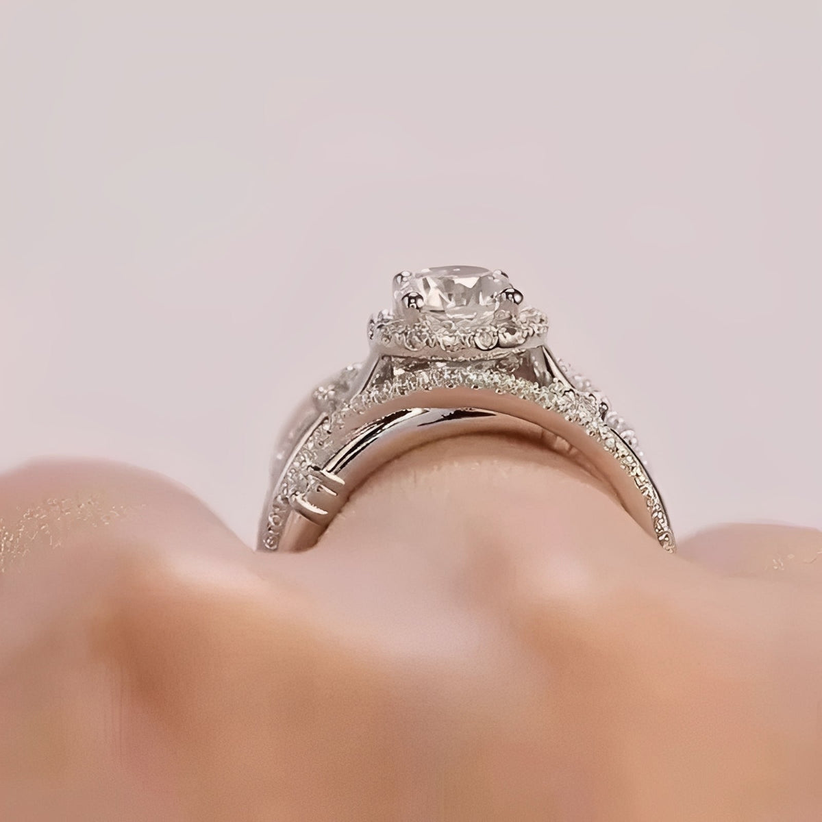 Ivanna – Ring with Shimmering Zircons Twisted