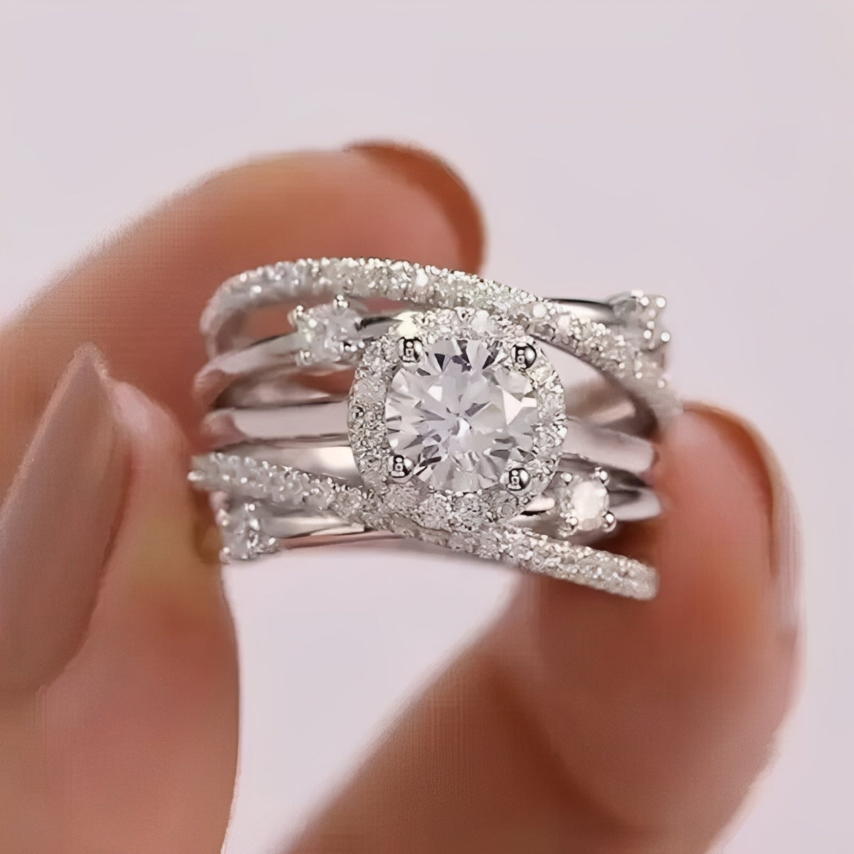 Ivanna – Ring with Shimmering Zircons Twisted