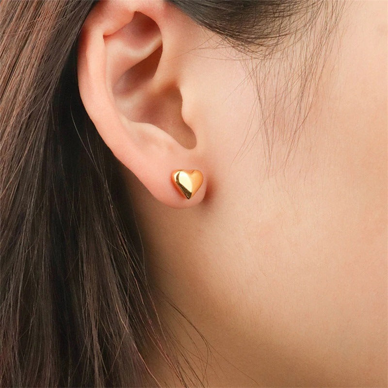 Mila – Heart Stud Earrings Gold