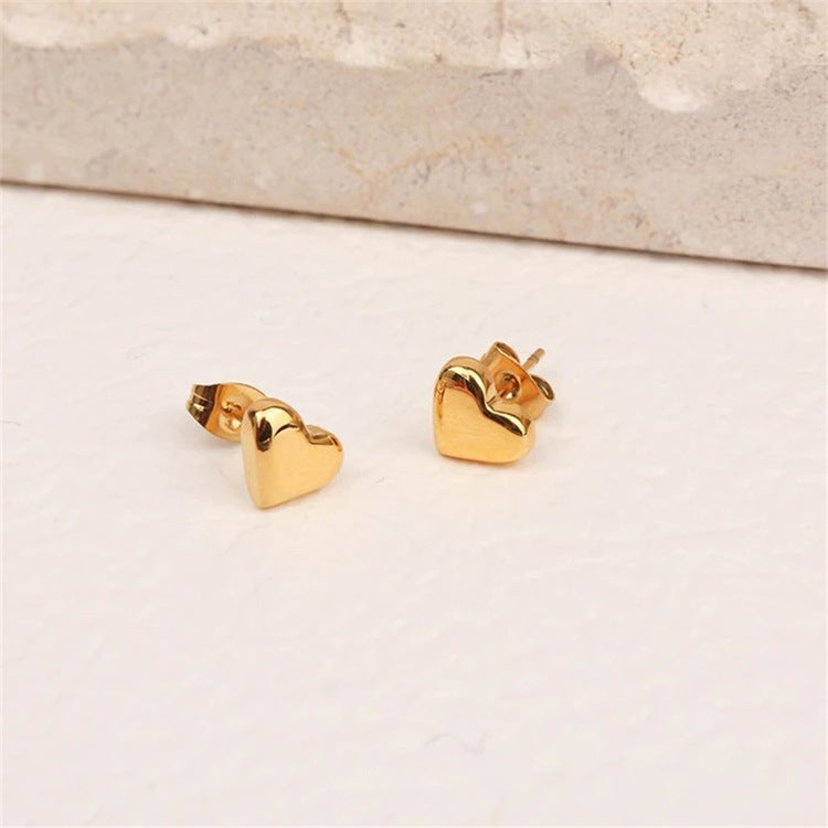 Mila – Heart Stud Earrings Gold
