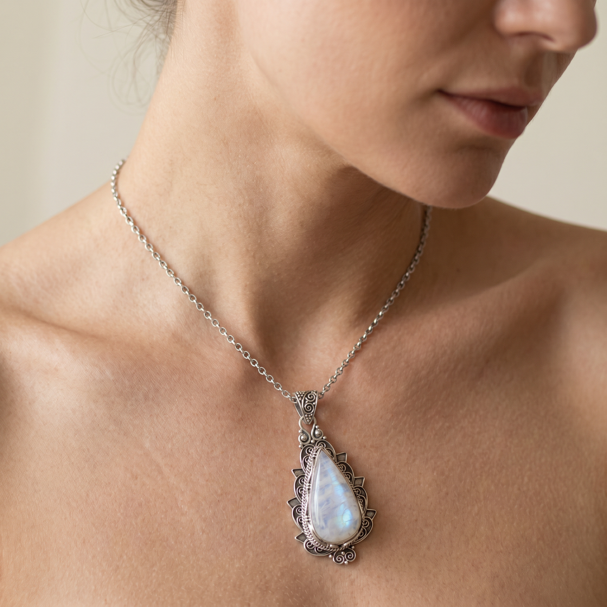 Allera – Necklace Drop Moonstone in Vintage Style