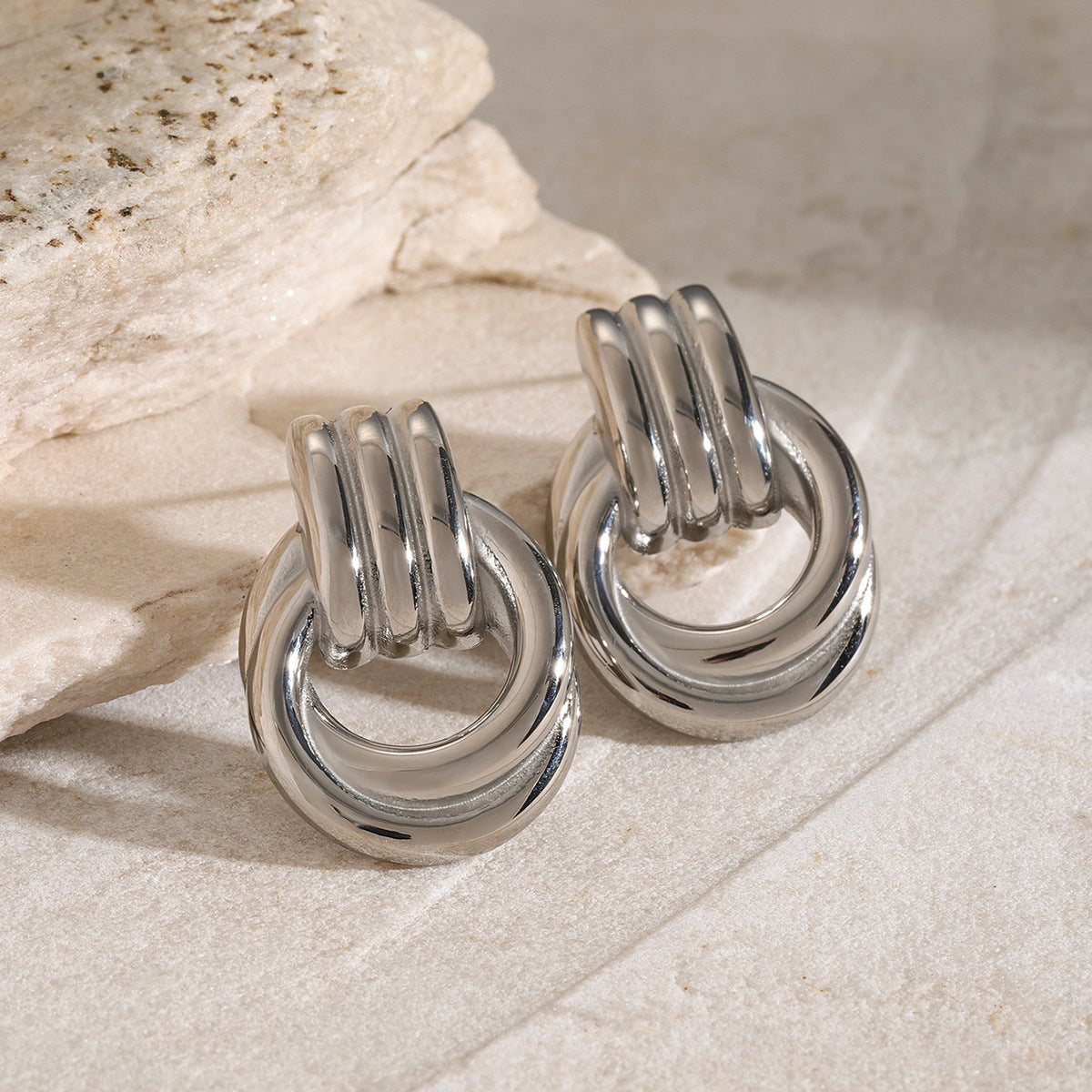 Luna – Intersecting gold hoops