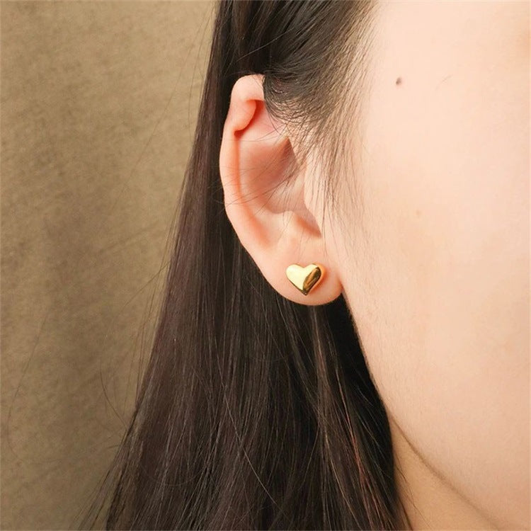 Mila – Heart Stud Earrings Gold