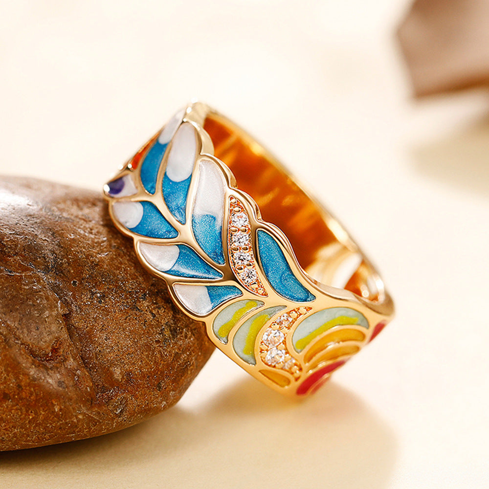 Margaux – Ring Featuring Gold Motif and Blue-White Design