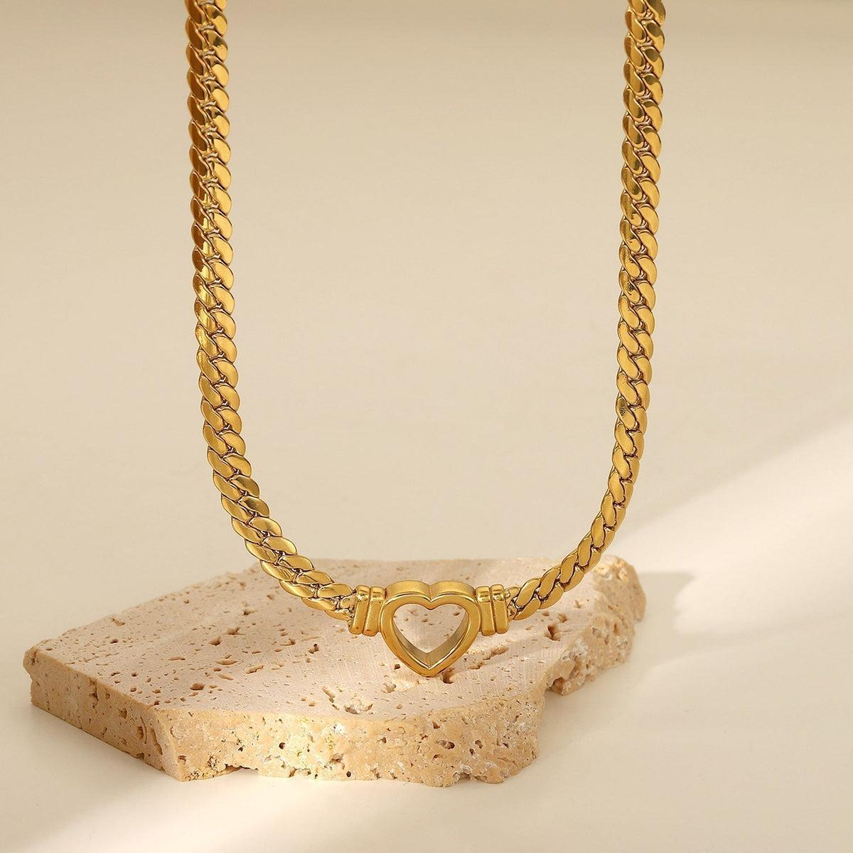 Ara – Heart Necklace in Gold
