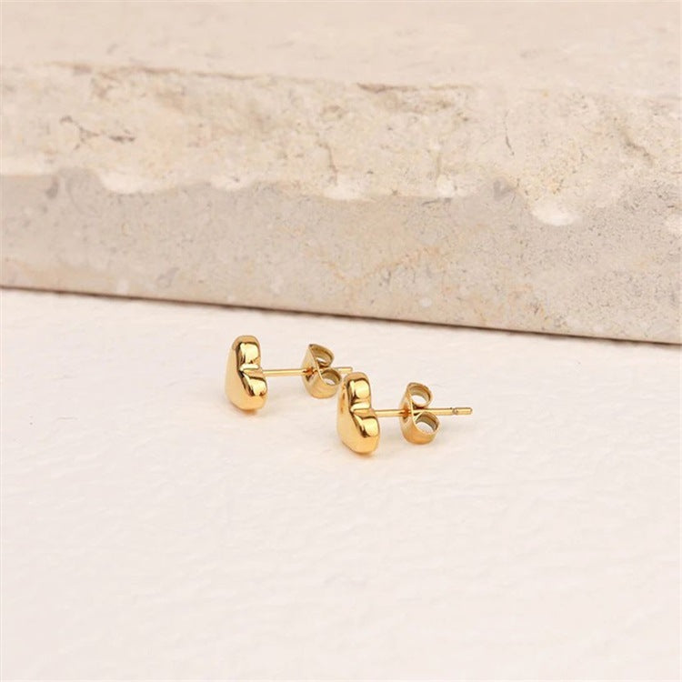 Mila – Heart Stud Earrings Gold