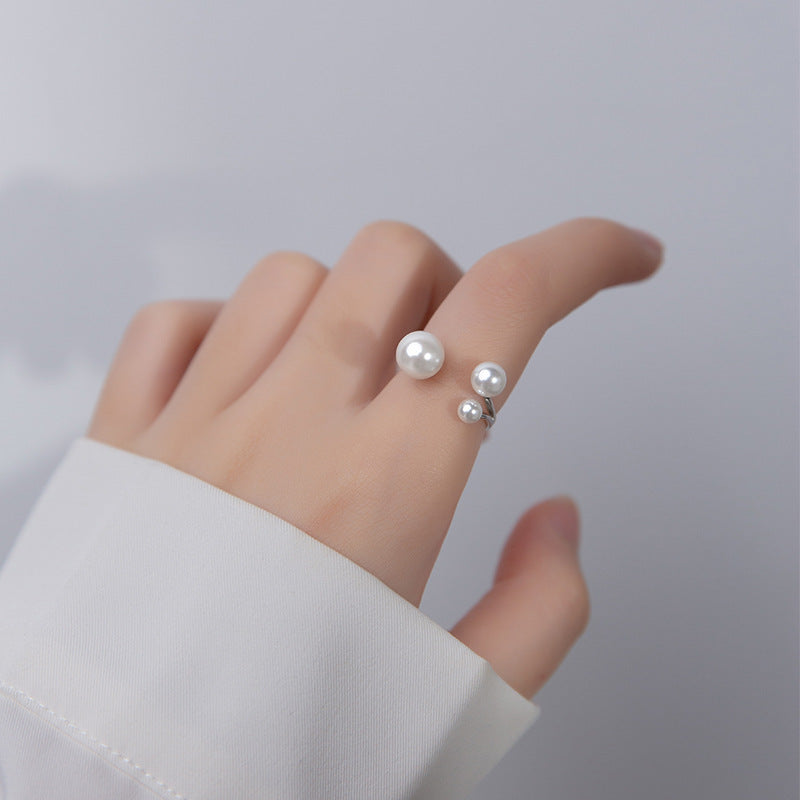 Amandine – Adjustable Ring Featuring Three Freshwater Pearls