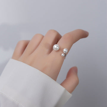 Clara – Adjustable Ring with Freshwater Pearl and Triangle Design