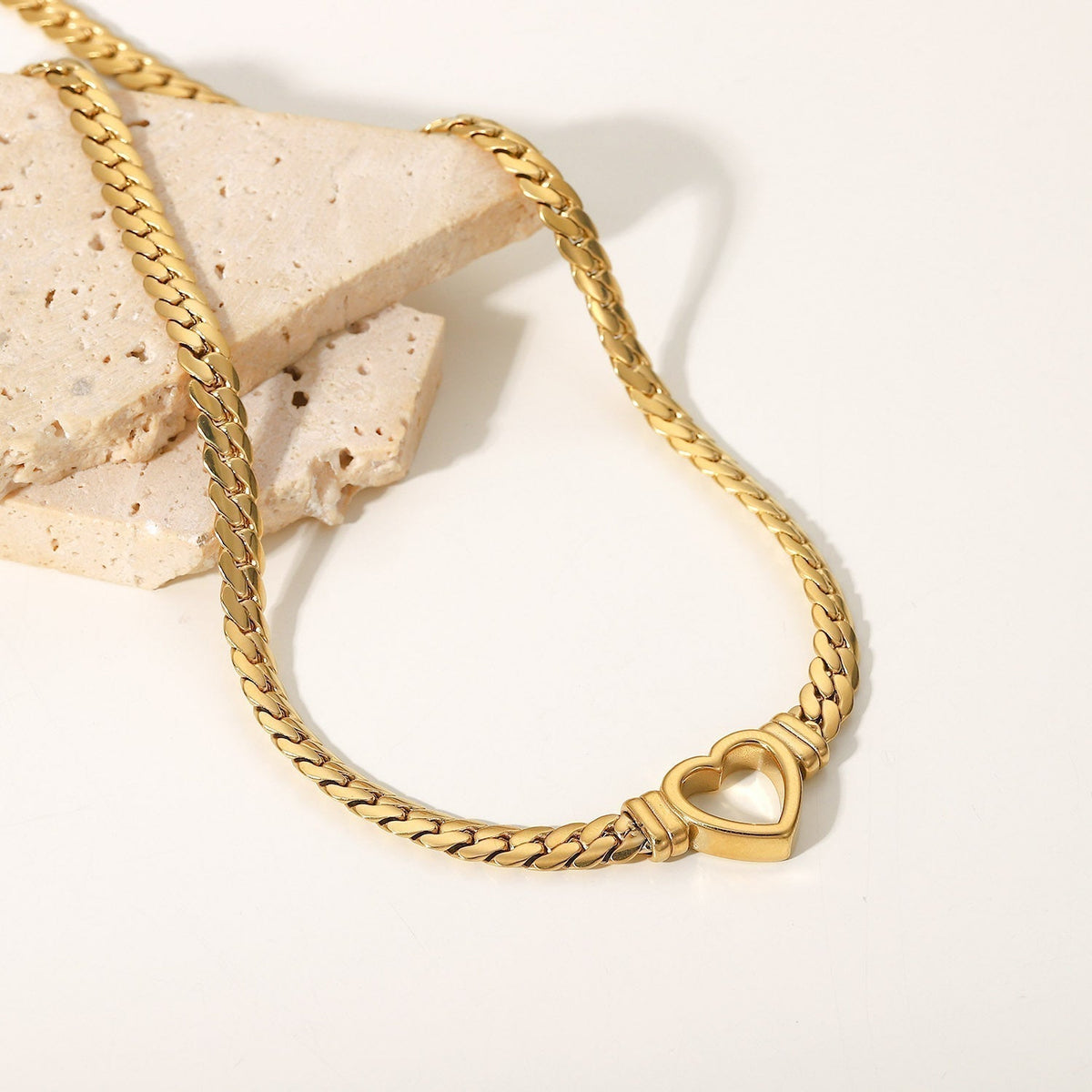 Ara – Heart Necklace in Gold