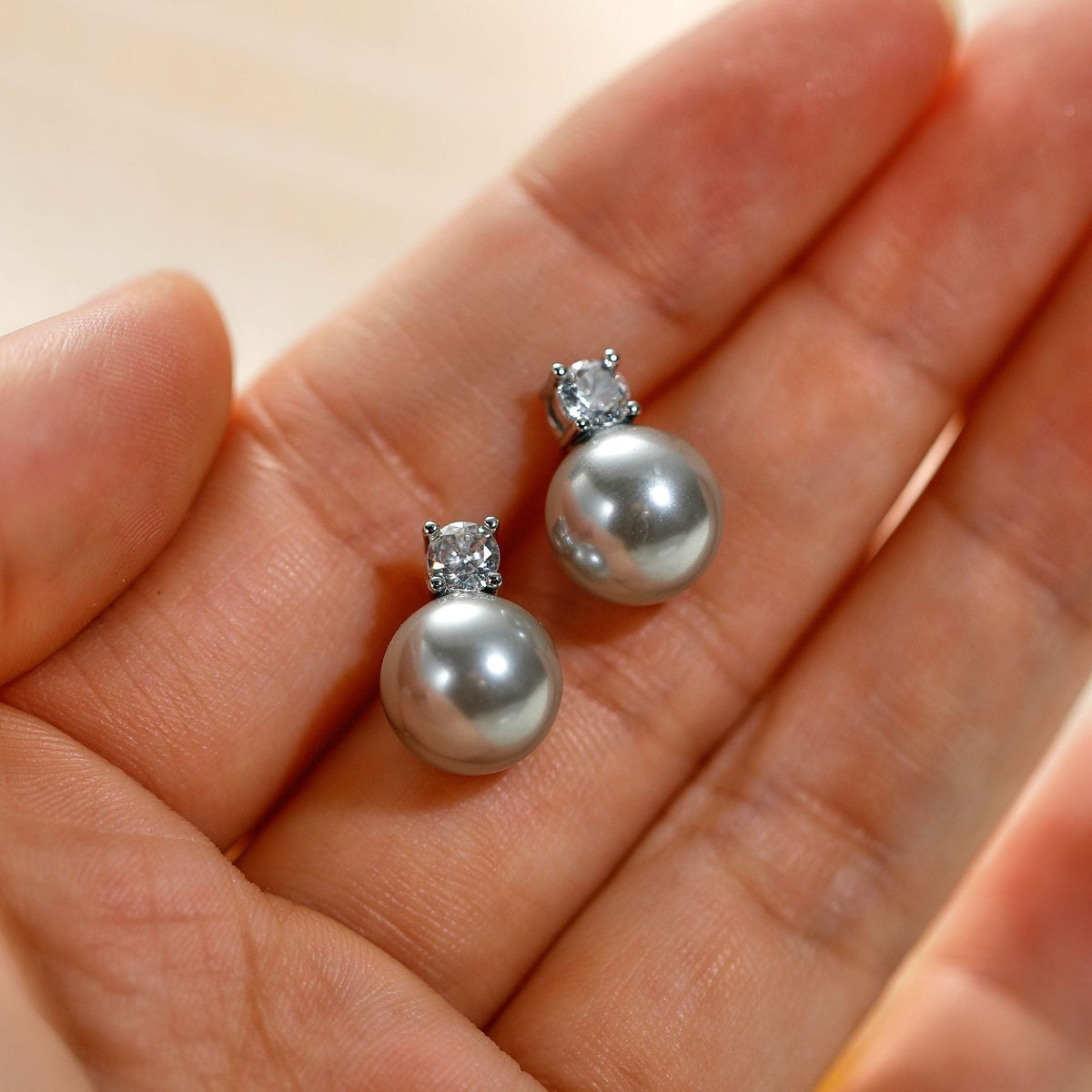 Noire – Classic Drop Earrings with Dark Pearls