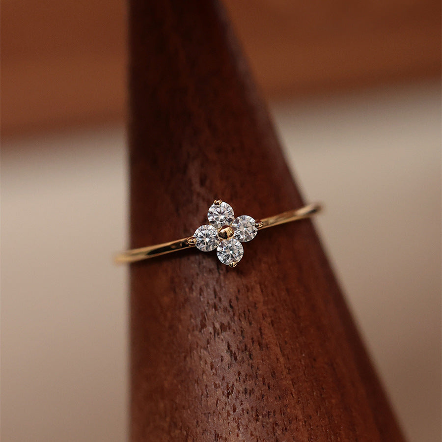 Mia – Ring with Clover and Crystal