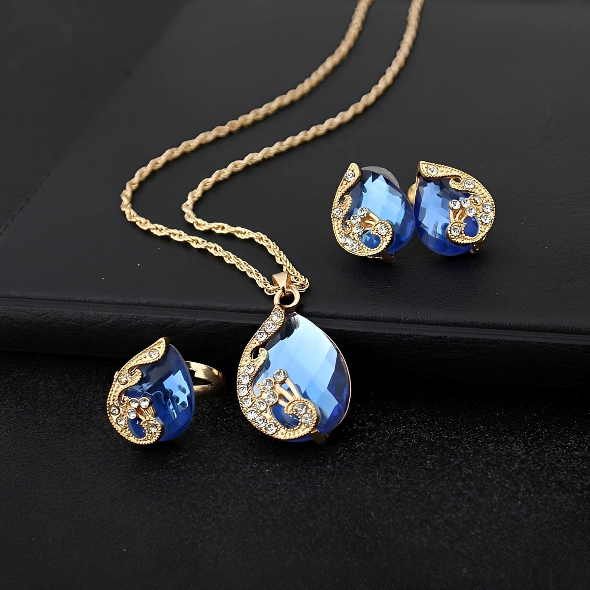 Pia – Jewelry Set Necklace and Earrings featuring Blue and Golden Crystals