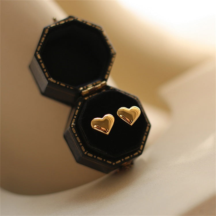 Mila – Heart Stud Earrings Gold