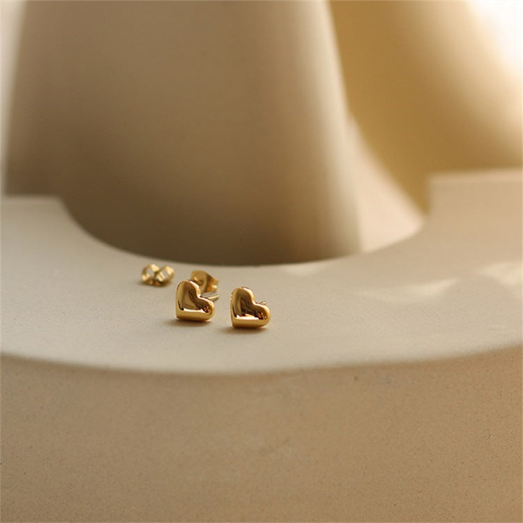 Mila – Heart Stud Earrings Gold