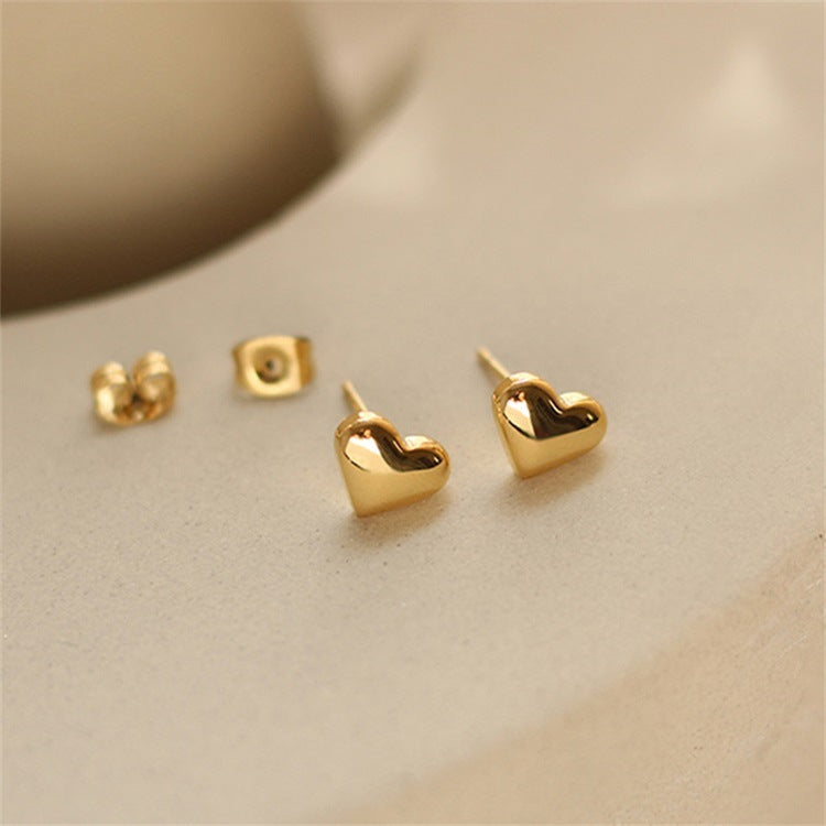 Mila – Heart Stud Earrings Gold
