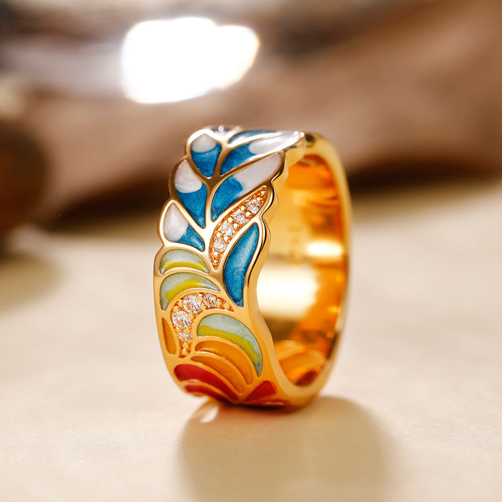 Margaux – Ring Featuring Gold Motif and Blue-White Design