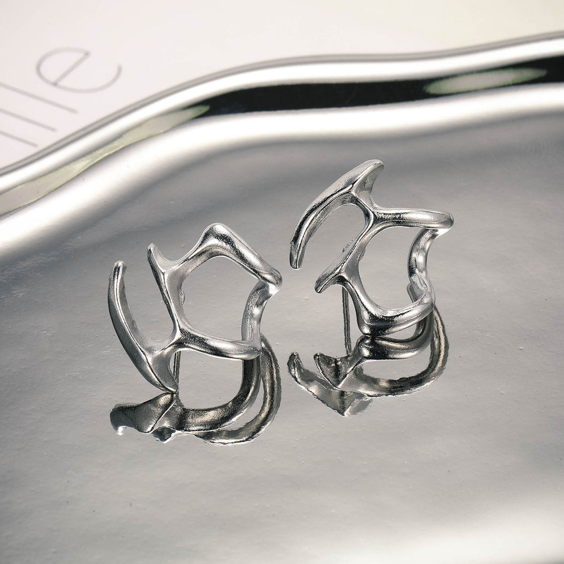 Naia – High Hollow Earrings