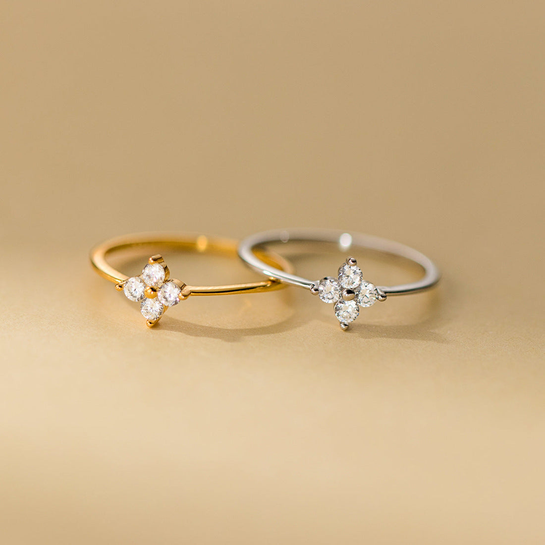 Mia – Ring with Clover and Crystal