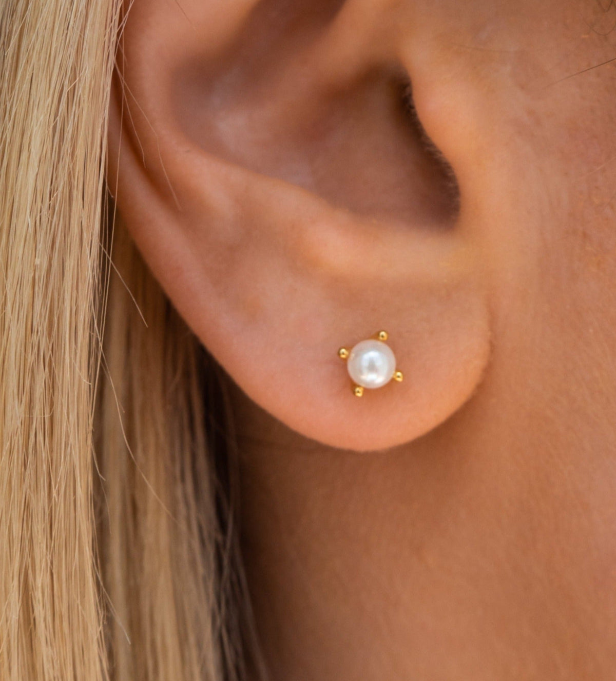 Jessi - Golden pearl stud earrings