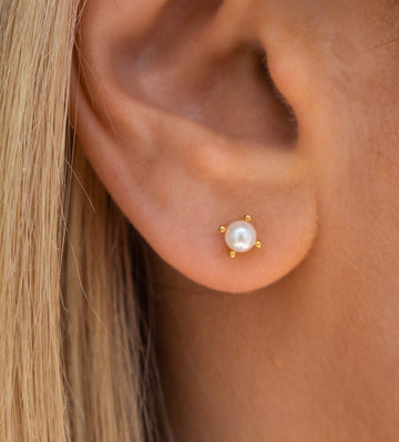 Jessi - Golden pearl stud earrings