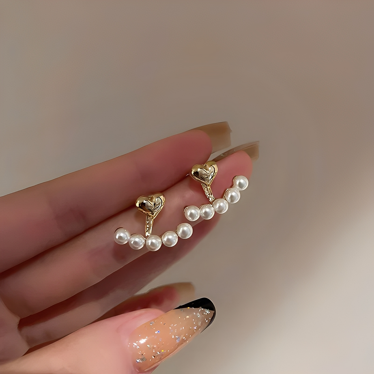 Avery – Gold heart-shaped earrings featuring pearls