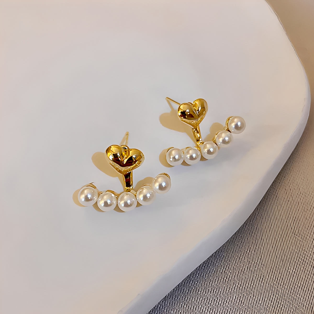 Avery – Gold heart-shaped earrings featuring pearls