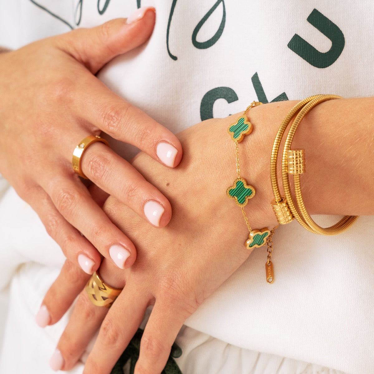 Angie – Bracelet featuring a twisted design in gold