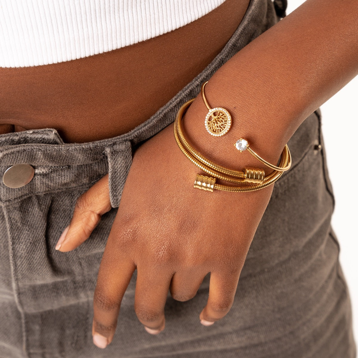 Angie – Bracelet featuring a twisted design in gold
