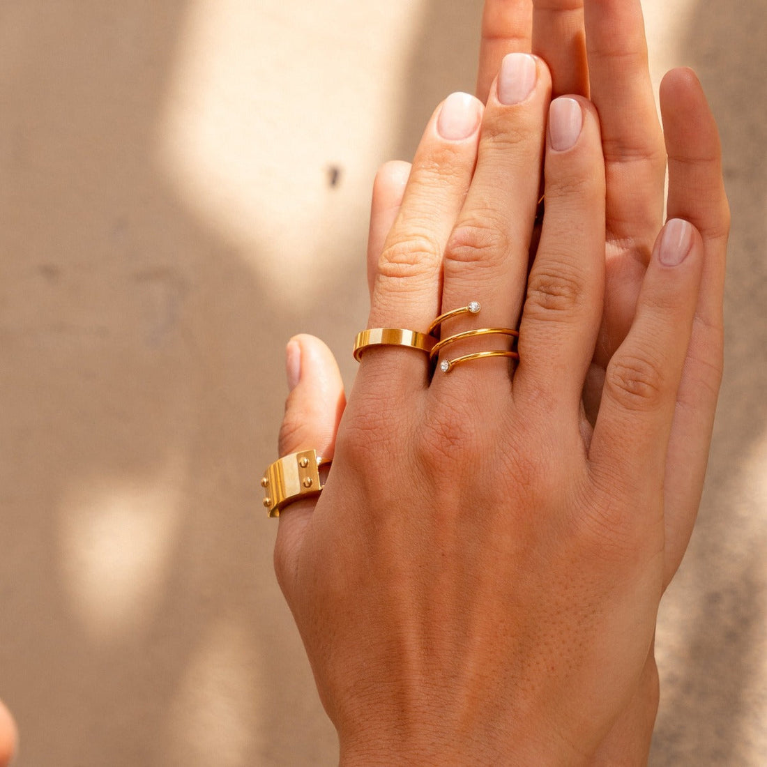 Riza – Spiral Finger Ring with Gemstone