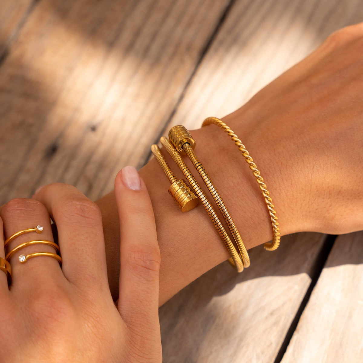 Angie – Bracelet featuring a twisted design in gold