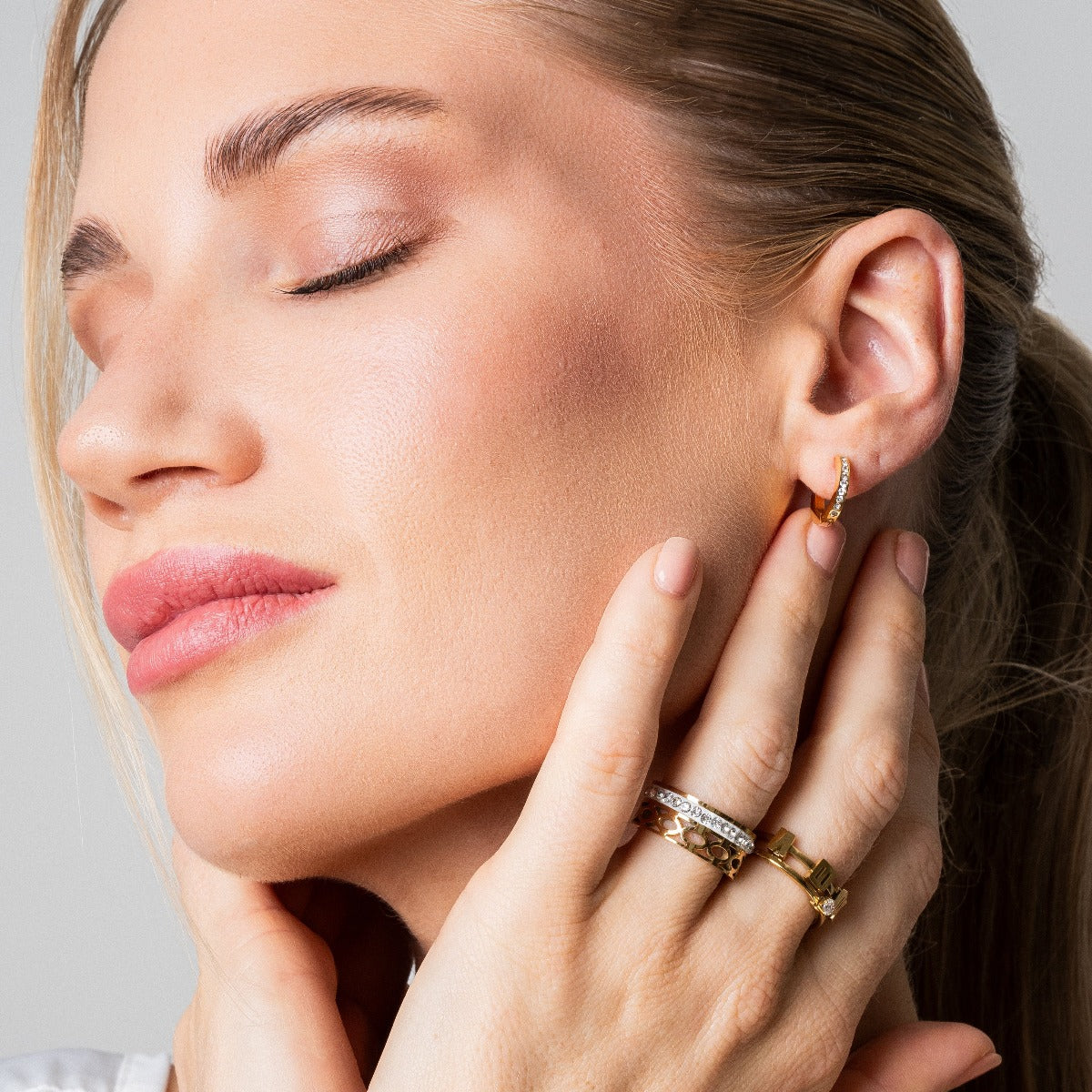Arielle – Hoops Adorned with Stones