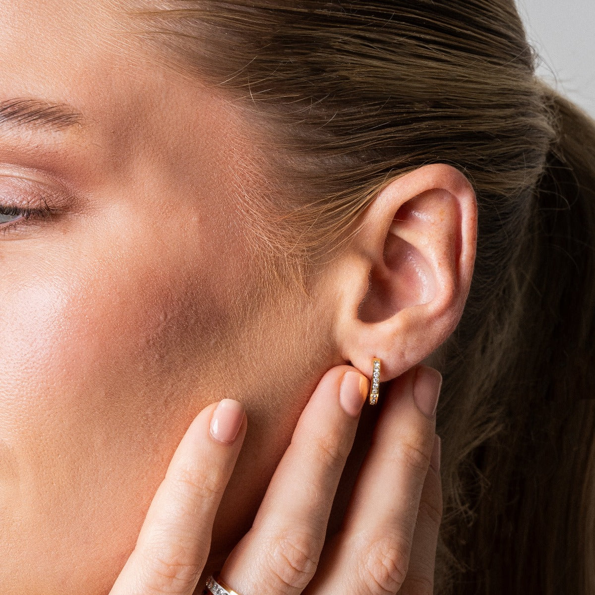 Arielle – Hoops Adorned with Stones