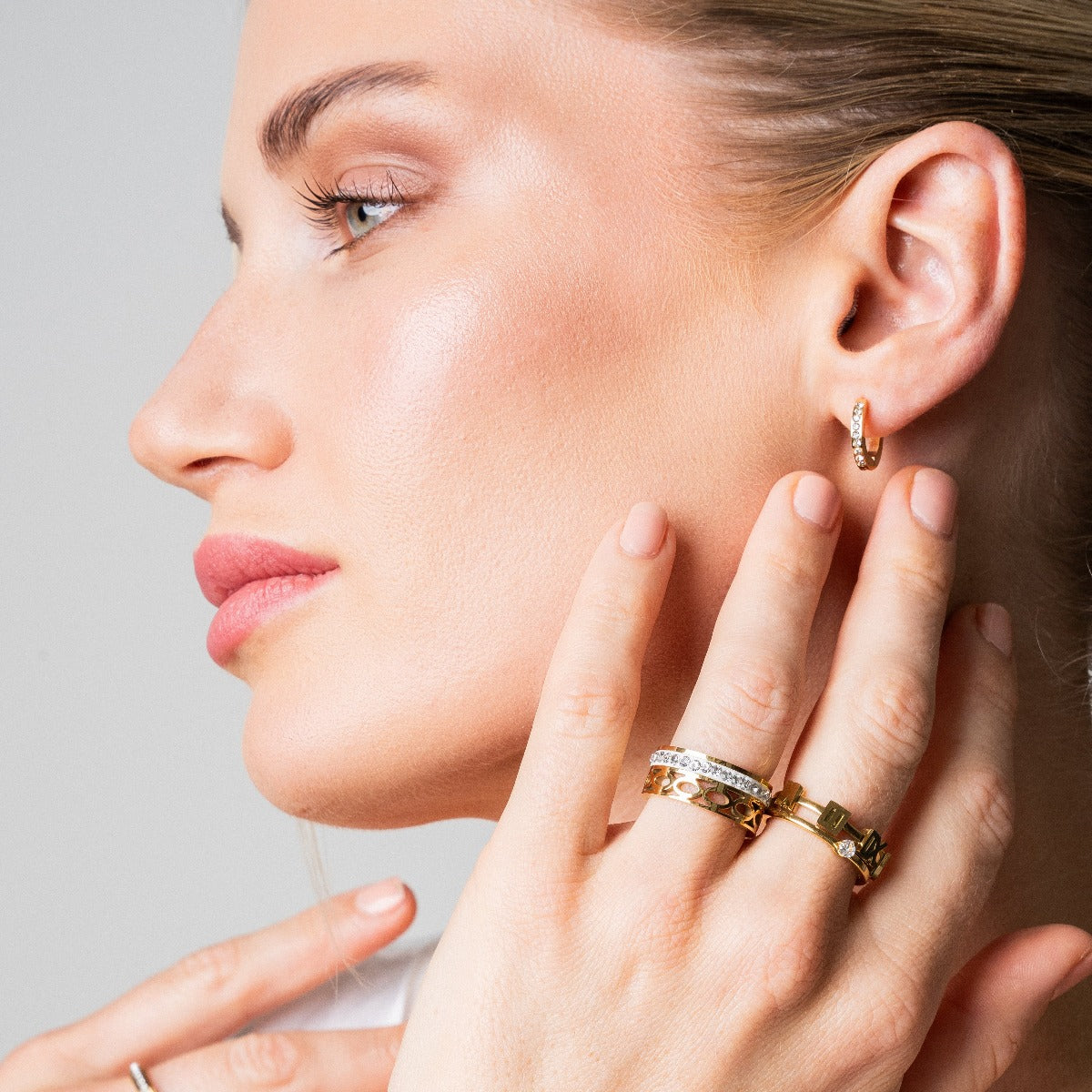 Arielle – Hoops Adorned with Stones