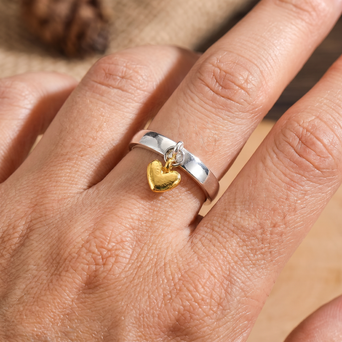 Miriam – Vintage silver ring featuring a hanging heart