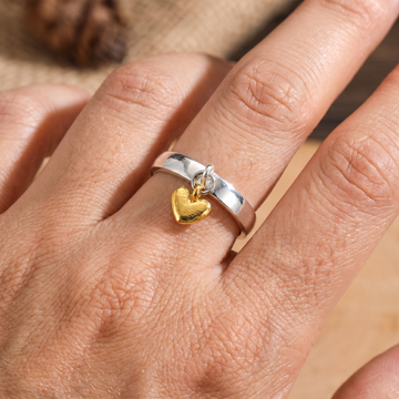 Miriam – Vintage silver ring featuring a hanging heart