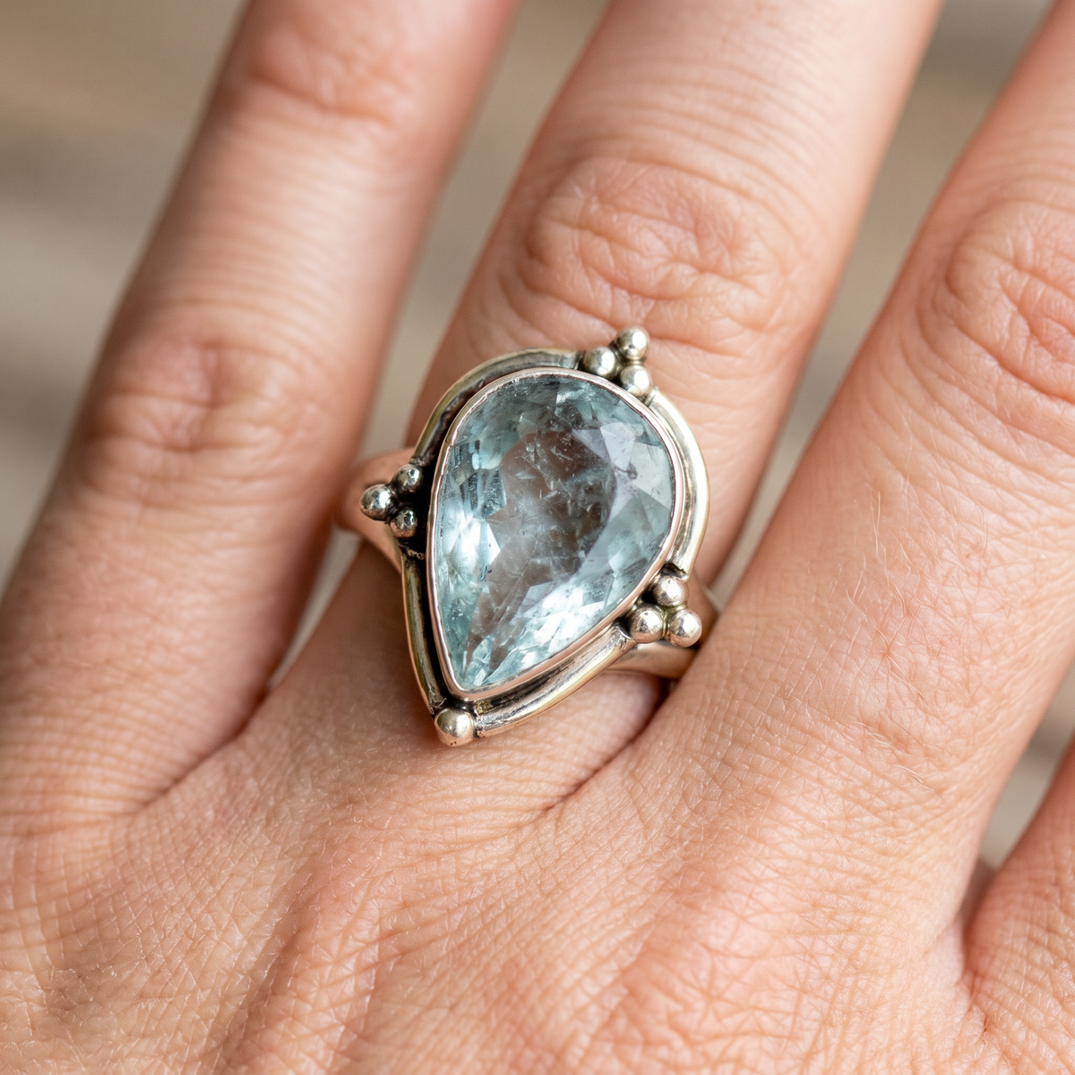 Jasmine – Classic Ring with Blue Gemstone