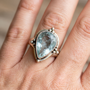 Jasmine – Classic Ring with Blue Gemstone