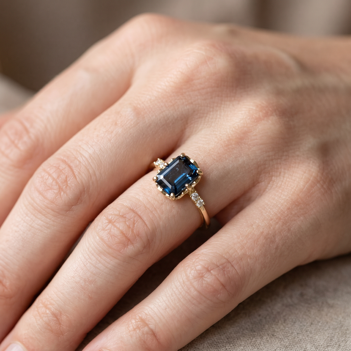 Sza – Vintage ring in gold featuring blue crystal