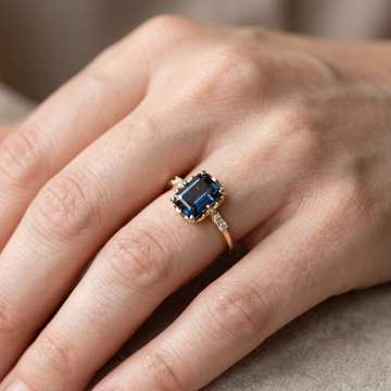 Sza – Vintage ring in gold featuring blue crystal