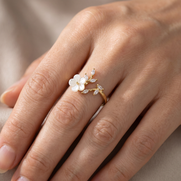 Mayla – Flower Ring with White Flowers and Zirconia