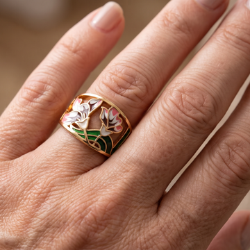 Cess – Enamelled gold ring featuring flowers in a vintage design